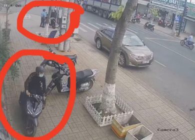 Bác bảo vệ ở quán cà phê bị dàn cảnh lấy đi 2 xe máy chỉ trong tíc tắc