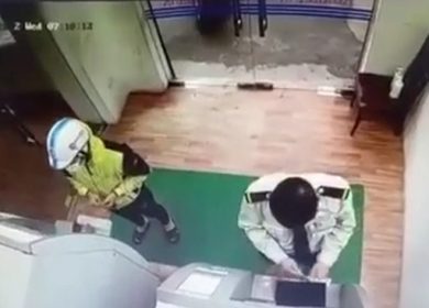 Bảo vệ tại ngân hàng thản nhiên lấy tiền của khách bỏ quên ở cây ATM