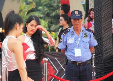 Nhân viên bảo vệ thường chịu những áp lực nào?