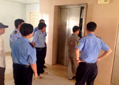 Nhân viên bảo vệ xử lý thế nào khi thang máy gặp sự cố?