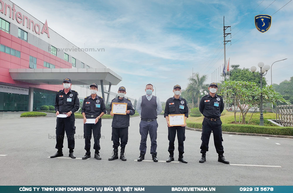 khen-thuong-nhan-vien-bao-ve-co-thanh-tich-xuat-sac