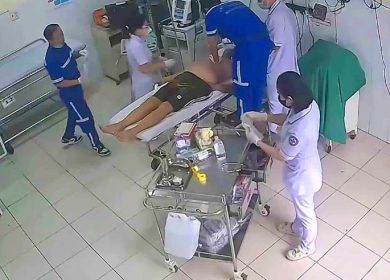 Bảo vệ nhanh trí cứu sống được người đàn ông ngưng tim