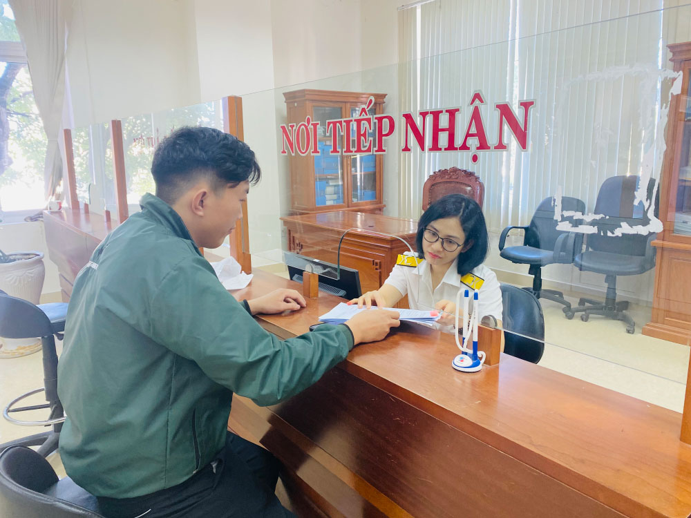 Cán bộ thuế hướng dẫn người lao động làm thủ tục khai báo thuế thu nhập cá nhân lam-thu-tuc-nop-thue-thu-nhap-ca-nhan