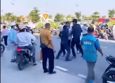 2 nhân viên bảo vệ hành hung công nhân trước cổng công ty
