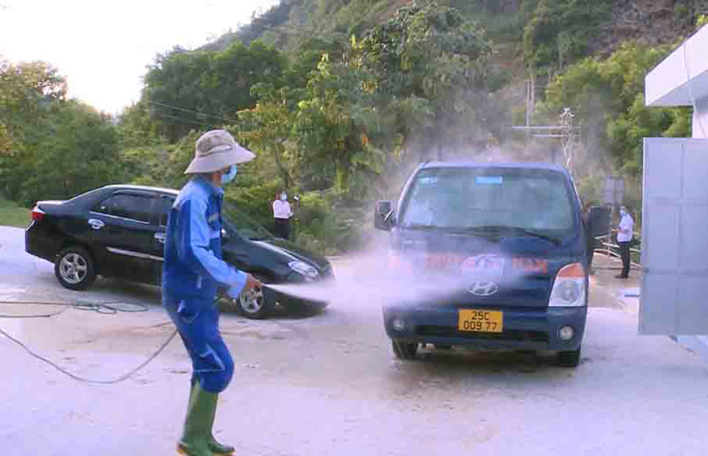 Phun khử trùng, khử khuẩn cho phương tiện xuất - nhập hầng khu-trung-khu-khuan-phuong-tien-ra-vao-trai