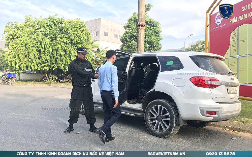 Nhân viên bảo vệ mở cửa xe cho khách nhan-vien-bao-ve-mo-cua-xe-cho-khach