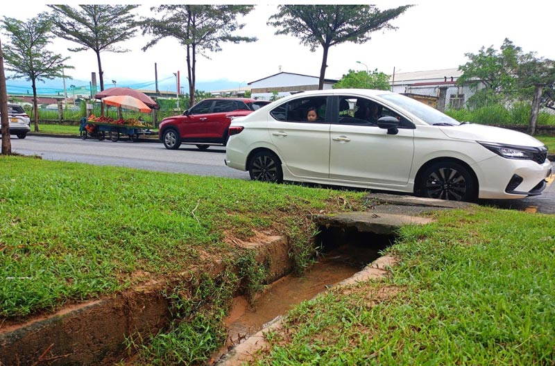 Cống ngầm nằm trên đường số 4, sát khu vực trước nhà xe tòa nhà E1 và E2 khu chung cư Hòa Khánh cong-ngam-nam-tren-duong-so-4