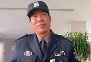 "Sốc" với số tiền mà bác bảo vệ nhận được khi làm cho con trai “Sốc” với số tiền mà bác bảo vệ nhận được khi làm cho con trai