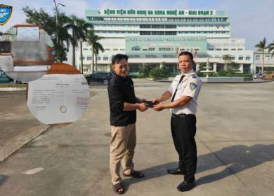 Nhân viên bảo vệ nhặt được của rơi, trả lại người mất