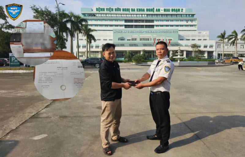 Chiếc ví được trao tra lại cho người dân bao-ve-trao-tra-lai-chiec-vi