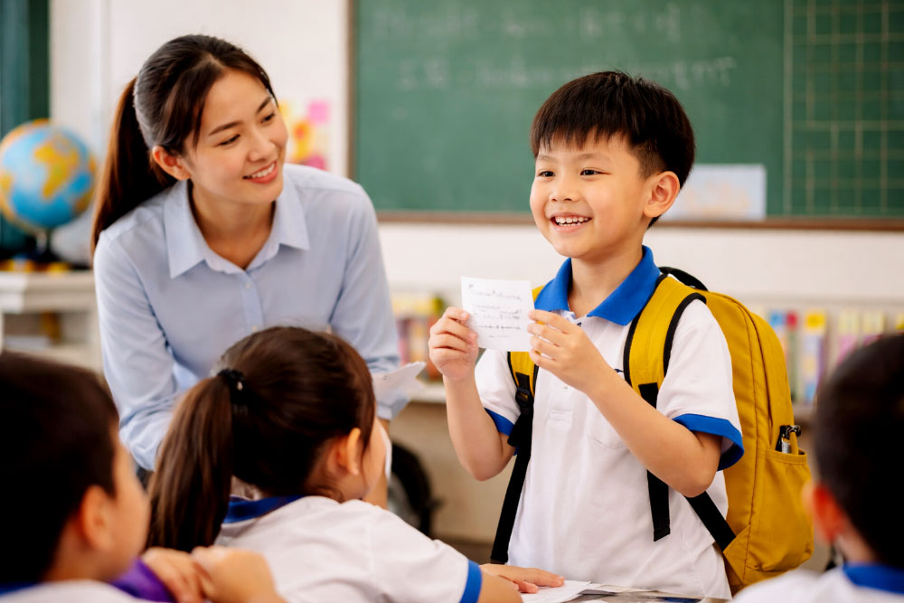 Thấy gì từ câu nói “lớn lên muốn làm bảo vệ” của cậu bé tiểu học đang gây bão mạng Lon-len-con-muon-lam-bao-ve
