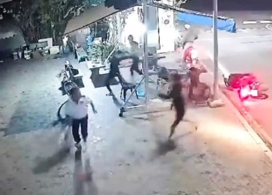 Nam bảo vệ nhắc nhở nẹt bộ bị nhóm thanh thiếu niên hành hung