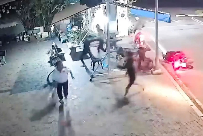 Nhóm thanh niên hành hung bảo vệ. Ảnh cắt từ clip nam-bao-ve-bi-nhom-thanh-nien-hanh-hung-1